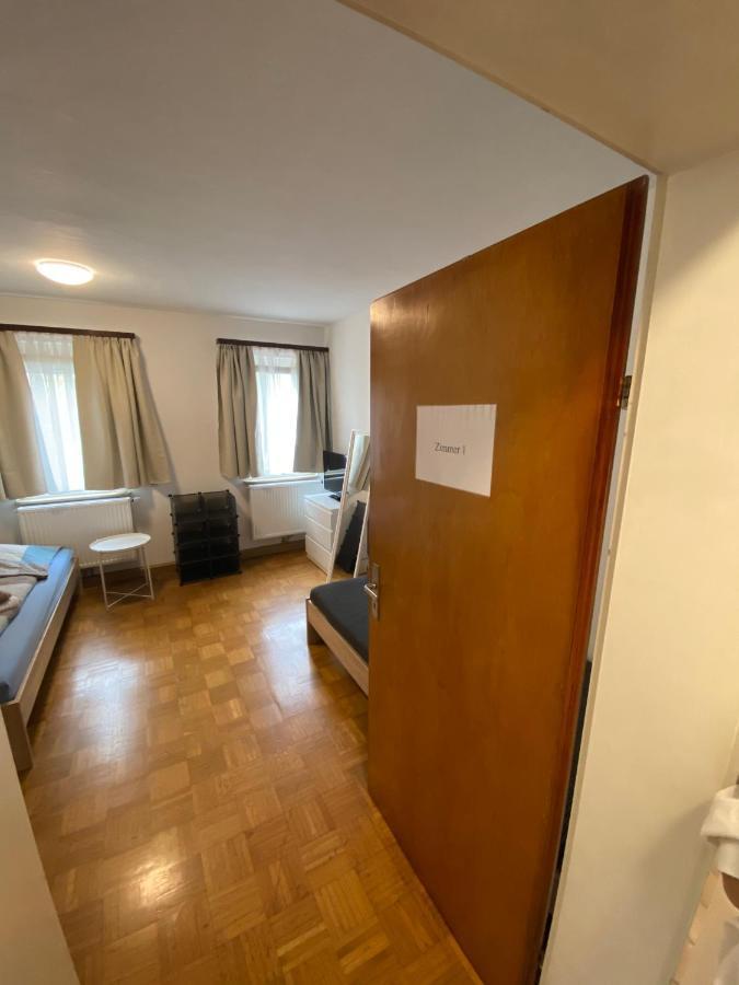Einfaches Haus Mit Privatzimmern Und Gemeinschaftsraeumen Heilbronn Exterior photo
